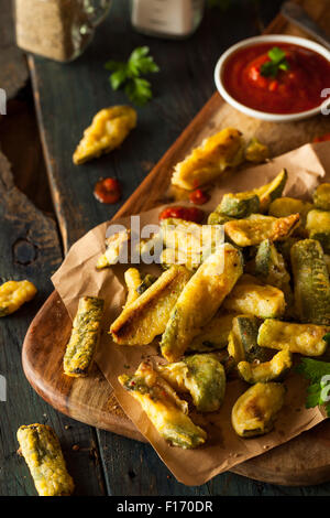 In casa le zucchine fritte le patatine fritte con salsa marinara Foto Stock