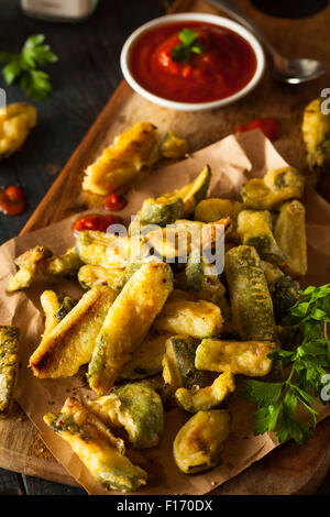 In casa le zucchine fritte le patatine fritte con salsa marinara Foto Stock