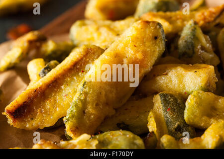 In casa le zucchine fritte le patatine fritte con salsa marinara Foto Stock