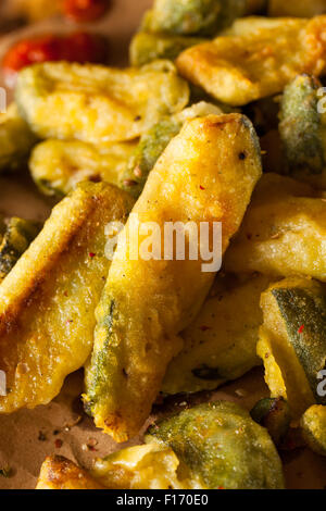 In casa le zucchine fritte le patatine fritte con salsa marinara Foto Stock