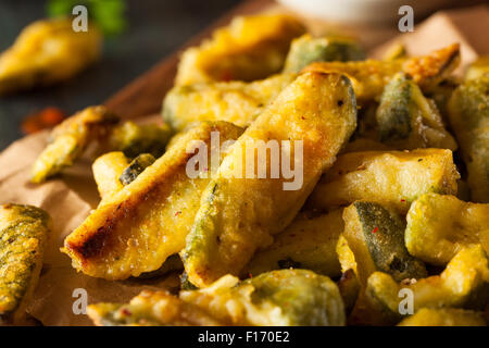 In casa le zucchine fritte le patatine fritte con salsa marinara Foto Stock