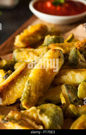 In casa le zucchine fritte le patatine fritte con salsa marinara Foto Stock