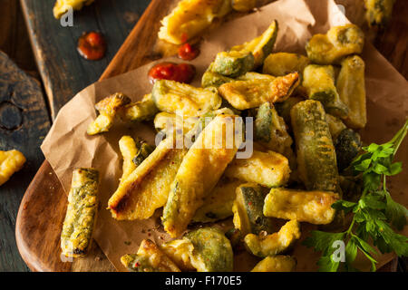 In casa le zucchine fritte le patatine fritte con salsa marinara Foto Stock