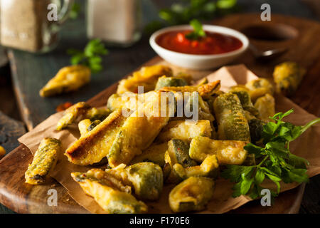 In casa le zucchine fritte le patatine fritte con salsa marinara Foto Stock