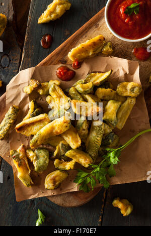 In casa le zucchine fritte le patatine fritte con salsa marinara Foto Stock