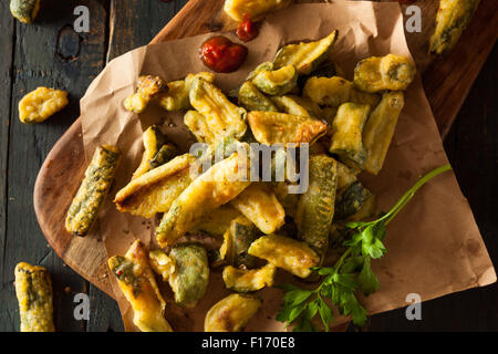 In casa le zucchine fritte le patatine fritte con salsa marinara Foto Stock