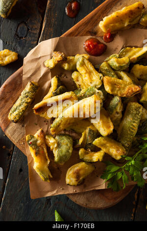 In casa le zucchine fritte le patatine fritte con salsa marinara Foto Stock