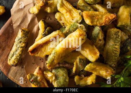 In casa le zucchine fritte le patatine fritte con salsa marinara Foto Stock