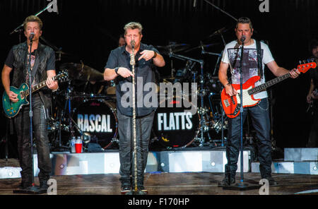 Toronto, Ontario, Canada. 28 Agosto, 2015. Rascal Flatts è un paese americano pop music group Rascal Flatts suona presso il Molson anfiteatro canadese a Toronto. I membri della band: GARY LEVOX, JAY DEMARCUS, JOE DON ROONEY © Igor Vidyashev/ZUMA filo/Alamy Live News Foto Stock