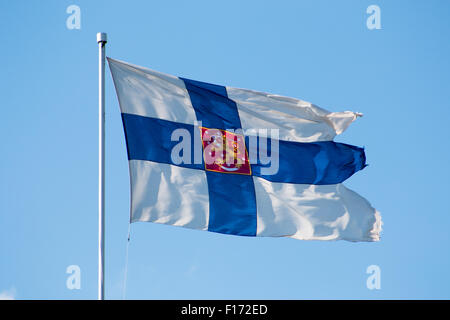 Bandiera della Finlandia, sventolando nel vento. Cielo blu sullo sfondo. Foto Stock