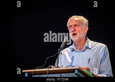 Exeter, Regno Unito. 28 Agosto, 2015. Jeremy Corbyn affronta il pubblico durante il rally in Exeter davanti alla 500 sostenitori a Exeter Corn Exchange Credit: Clive Chilvers/Alamy Live News Foto Stock