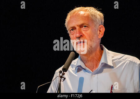 Exeter, Regno Unito. 28th agosto 2015. Jeremy Corbyn si rivolge al pubblico durante il rally di Exeter davanti a 500 sostenitori al Exeter Corn Exchange Credit: Clive Chilvers/Alamy Live News Foto Stock