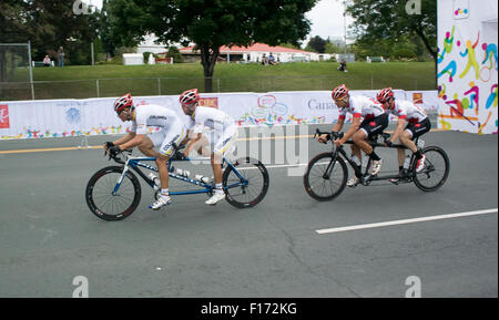 8 agosto 2015: A2015 Panam Giochi, ciclo di corsa su strada, Sebastian Durango e Nelso Serna (COL) piombo Daniel Chalifour e Alexandre Foto Stock