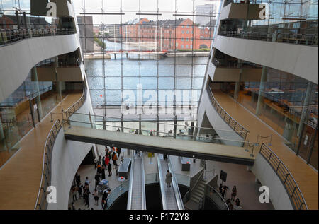 Hall centrale nella Biblioteca Reale in Diamante Nero, Den Sorte Diamant, a Copenaghen. Interno e la vista del porto di Copenhagen attraverso la facciata. Foto Stock
