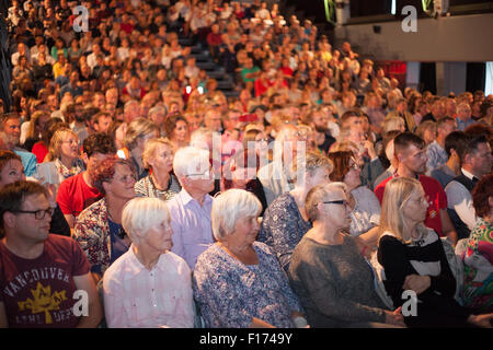 Full house Exeter Devon Regno Unito 28 agosto 2015 l'ascolto di Jeremy Corbyn Partito Laburista Rally di Leadership Foto Stock