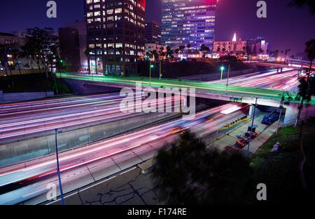 Los Angeles il traffico notturno. A tarda notte i pendolari nel centro di Los Angeles, California, Stati Uniti. Foto Stock