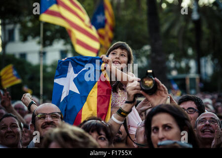 Barcellona, in Catalogna, Spagna. 28 Agosto, 2015. Pro-indipendenza catalani estelada onda bandiere durante il "Festival dei candidati' del pro-indipendenza cross-partito lista elettorale 'Junts pel Si' (Insieme per il sì) a Barcellona. Credito: Matthias Oesterle/ZUMA filo/Alamy Live News Foto Stock