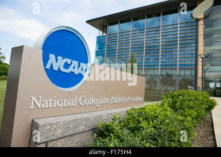 Un logo segno al di fuori della sede dell' associazione atletica collegiale nazionale (NCAA) in Indianapolis, Indiana su agost Foto Stock