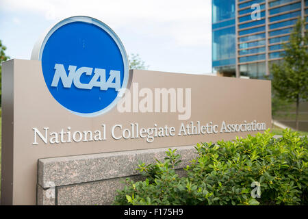 Un logo segno al di fuori della sede dell' associazione atletica collegiale nazionale (NCAA) in Indianapolis, Indiana su agost Foto Stock