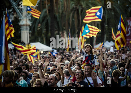 Barcellona, in Catalogna, Spagna. 28 Agosto, 2015. Pro-indipendenza catalani estelada onda bandiere durante il "Festival dei candidati' del pro-indipendenza cross-partito lista elettorale 'Junts pel Si' (Insieme per il sì) a Barcellona. Credito: Matthias Oesterle/ZUMA filo/Alamy Live News Foto Stock