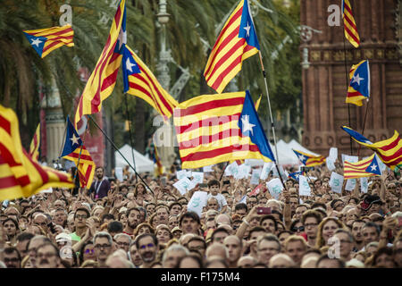 Barcellona, in Catalogna, Spagna. 28 Agosto, 2015. Pro-indipendenza catalani estelada onda bandiere durante il "Festival dei candidati' del pro-indipendenza cross-partito lista elettorale 'Junts pel Si' (Insieme per il sì) a Barcellona. Credito: Matthias Oesterle/ZUMA filo/Alamy Live News Foto Stock