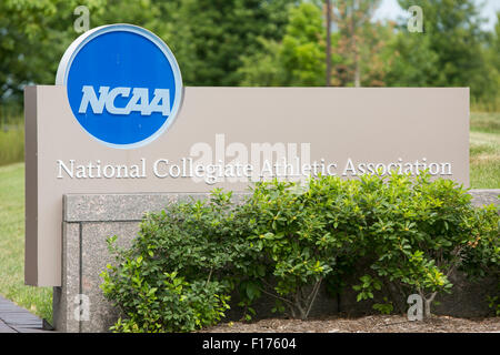 Un logo segno al di fuori della sede dell' associazione atletica collegiale nazionale (NCAA) in Indianapolis, Indiana su agost Foto Stock