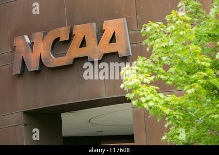 Un logo segno al di fuori della sede dell' associazione atletica collegiale nazionale (NCAA) in Indianapolis, Indiana su agost Foto Stock