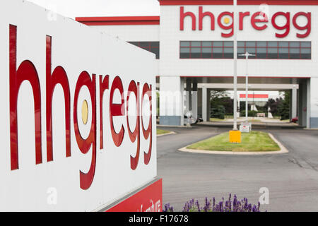 Un logo segno al di fuori della sede di hhgregg, Inc. di Indianapolis, Indiana, il 15 agosto 2015. Foto Stock