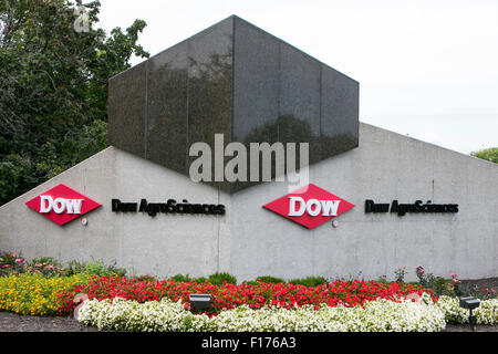 Un logo segno al di fuori della sede della ditta Dow AgroSciences a Indianapolis, Indiana, il 15 agosto 2015. Foto Stock