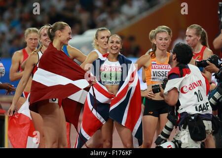 Pechino, Cina. 23 Ago, 2015. (L-R) Brianne Theisen-Eaton (CAN), Laura Ikauniece-Admidina (Lettonia), Jessica Ennis-Hill (GBR), Nadine Visser (NED) Atletica : oro medaglia Jessica Ennis-Hill di Gran Bretagna, medaglia d'argento Brianne Theisen-Eaton del Canada e medaglia di bronzo Laura Ikauniece-Admidina della Lettonia celebrare con le loro bandiere nazionali dopo la finale 800m in caso di donne di Heptathlon al giorno due del XV IAAF Campionati del Mondo di atletica leggera Pechino 2015 in Stadio Nazionale di Pechino a Pechino in Cina . Credito: Toshihiro Kitagawa/AFLO/Alamy Live News Foto Stock