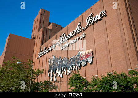 Un logo segno al di fuori della sede della Anheuser-Busch Companies, Inc. di San Louis, Missouri il 16 agosto 2015. Foto Stock