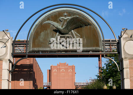 Un logo segno al di fuori della sede della Anheuser-Busch Companies, Inc. di San Louis, Missouri il 16 agosto 2015. Foto Stock