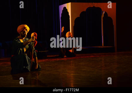 Lahore, Pakistan. Il 29 agosto, 2015. Il pakistan artisti esibirsi sul palco durante un dramma dal titolo "Bullah'' dal teatro Ajoka in collaborazione con Lahore Arts Council. Questo gioco pagare tributi a Hazrat Baba Bulleh Shah. Il gioco è basato sulla vita e la lotta del mystic Baba Bulleh Shah. © Rana Sajid Hussain/Pacific Press/Alamy Live News Foto Stock