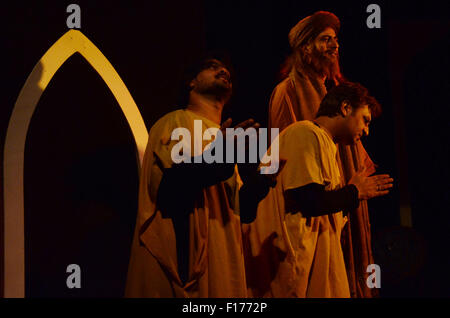 Lahore, Pakistan. Il 29 agosto, 2015. Il pakistan artisti esibirsi sul palco durante un dramma dal titolo "Bullah'' dal teatro Ajoka in collaborazione con Lahore Arts Council. Questo gioco pagare tributi a Hazrat Baba Bulleh Shah. Il gioco è basato sulla vita e la lotta del mystic Baba Bulleh Shah. © Rana Sajid Hussain/Pacific Press/Alamy Live News Foto Stock