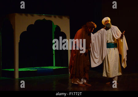 Lahore, Pakistan. Il 29 agosto, 2015. Il pakistan artisti esibirsi sul palco durante un dramma dal titolo "Bullah'' dal teatro Ajoka in collaborazione con Lahore Arts Council. Questo gioco pagare tributi a Hazrat Baba Bulleh Shah. Il gioco è basato sulla vita e la lotta del mystic Baba Bulleh Shah. © Rana Sajid Hussain/Pacific Press/Alamy Live News Foto Stock