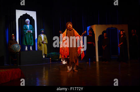 Lahore, Pakistan. Il 29 agosto, 2015. Il pakistan artisti esibirsi sul palco durante un dramma dal titolo "Bullah'' dal teatro Ajoka in collaborazione con Lahore Arts Council. Questo gioco pagare tributi a Hazrat Baba Bulleh Shah. Il gioco è basato sulla vita e la lotta del mystic Baba Bulleh Shah. © Rana Sajid Hussain/Pacific Press/Alamy Live News Foto Stock