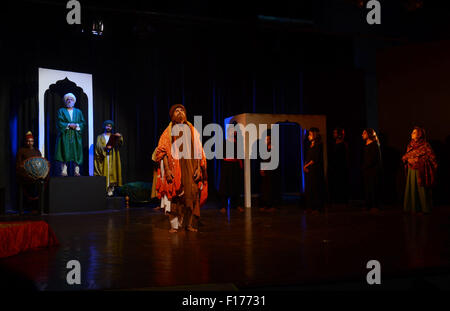 Lahore, Pakistan. Il 29 agosto, 2015. Il pakistan artisti esibirsi sul palco durante un dramma dal titolo "Bullah'' dal teatro Ajoka in collaborazione con Lahore Arts Council. Questo gioco pagare tributi a Hazrat Baba Bulleh Shah. Il gioco è basato sulla vita e la lotta del mystic Baba Bulleh Shah. © Rana Sajid Hussain/Pacific Press/Alamy Live News Foto Stock