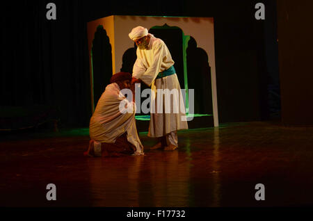 Lahore, Pakistan. Il 29 agosto, 2015. Il pakistan artisti esibirsi sul palco durante un dramma dal titolo "Bullah'' dal teatro Ajoka in collaborazione con Lahore Arts Council. Questo gioco pagare tributi a Hazrat Baba Bulleh Shah. Il gioco è basato sulla vita e la lotta del mystic Baba Bulleh Shah. © Rana Sajid Hussain/Pacific Press/Alamy Live News Foto Stock