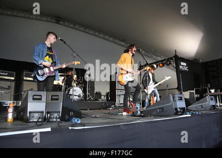 Leeds, nello Yorkshire, Regno Unito. 28 Agosto, 2015. La iena eseguire live sulla BBC lo stadio di introduzione al festival di Leeds, 2015 Credit: Simon Newbury/Alamy Live News Foto Stock