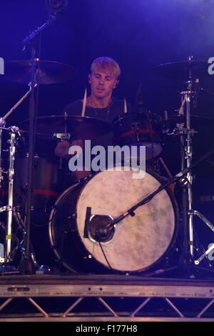 Leeds, nello Yorkshire, Regno Unito. 28 Agosto, 2015. Coste eseguire live sul Festival Stadio Repubblica al festival di Leeds, 2015 Credit: Simon Newbury/Alamy Live News Foto Stock