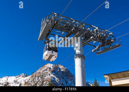 In gondola per il villaggio di Squaw Valley Resort, Lake Tahoe, California Foto Stock