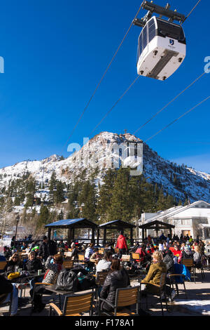 In gondola per il villaggio di Squaw Valley Resort, Lake Tahoe, California Foto Stock