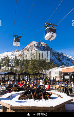 In gondola per il villaggio di Squaw Valley Resort, Lake Tahoe, California Foto Stock