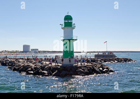 Uno dei due fari alla foce del fiume Warnow, Warnemuende, Rostock, Meclemburgo-Pomerania Occidentale, Germania Foto Stock