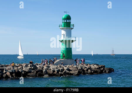 Uno dei due fari alla foce del fiume Warnow, Warnemuende, Rostock, Meclemburgo-Pomerania Occidentale, Germania Foto Stock