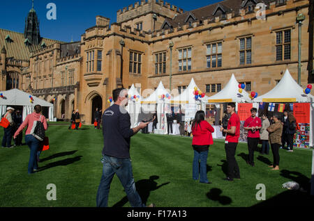 Sydney Australia 29 Agosto 2015: Università di Sydney ha aperto le sue porte oggi per gli studenti che desiderano iscriversi nel 2016. Una vasta gamma di corsi sono stati sul display da Australia della prima università, che spaziano dalla tradizione al ultra nuova per gli studenti universitari e post-universitari gli studenti. Il suo orario di apertura per le università verso la fine di agosto e settembre con altri uni, inclusi UTS e Notre Dame aperta anche oggi e Uni del Nuovo Galles del Sud lungo con Uni di Western Sydney aprendo le loro porte nelle prossime settimane. Credito: Sydney fotografo/Alamy Live News Foto Stock