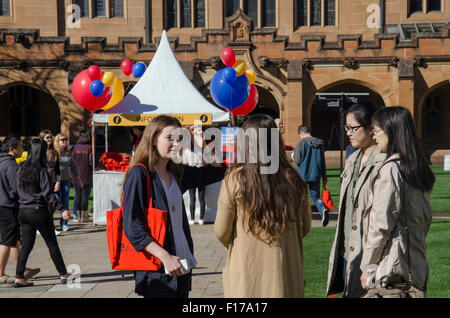 Sydney Australia 29 Agosto 2015: Università di Sydney ha aperto le sue porte oggi per gli studenti che desiderano iscriversi nel 2016. Una vasta gamma di corsi sono stati sul display da Australia della prima università, che spaziano dalla tradizione al ultra nuova per gli studenti universitari e post-universitari gli studenti. Il suo orario di apertura per le università verso la fine di agosto e settembre con altri uni, inclusi UTS e Notre Dame aperta anche oggi e Uni del Nuovo Galles del Sud lungo con Uni di Western Sydney aprendo le loro porte nelle prossime settimane. Credito: Sydney fotografo/Alamy Live News Foto Stock