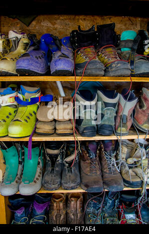 Stivali di arrampicata in una calzatura per uso esterno ripiano Foto Stock