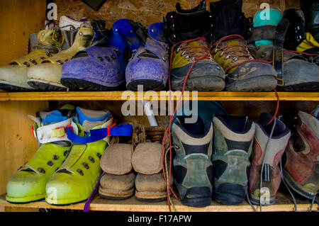 Stivali di arrampicata in una calzatura per uso esterno ripiano Foto Stock