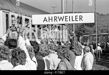 Arrivo di un treno speciale con 800 East rifugiati tedeschi da Praga, Ahrweiler, un mese prima della caduta del muro di Berlino Foto Stock